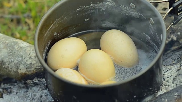 平底锅:用热水煮熟鸡蛋视频素材