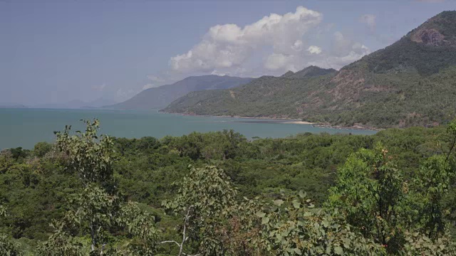 森林山的海岸线视频素材