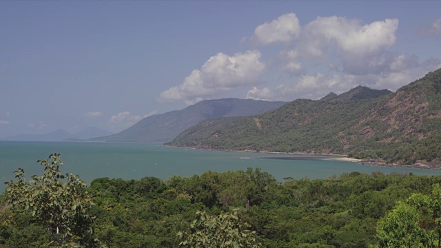 森林山的海岸线视频素材