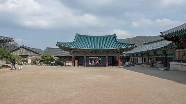 韩国三大宝石寺庙之一的东多沙景观(MS T/L Landscape of Tongdosa)与观众/景山，庆尚南道，韩国视频素材