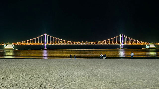 韩国釜山，海滩上华丽的gwangandaegyo大桥夜景视频素材