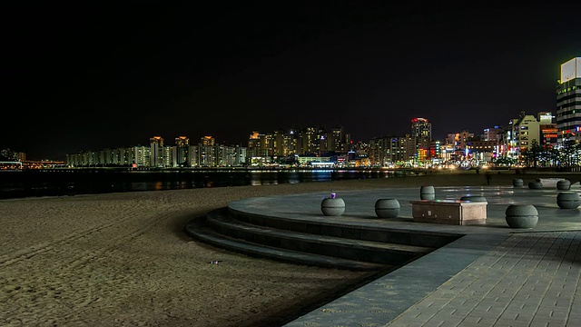 韩国釜山gwangalli海滩的WS T/L夜景和城市景观视频素材