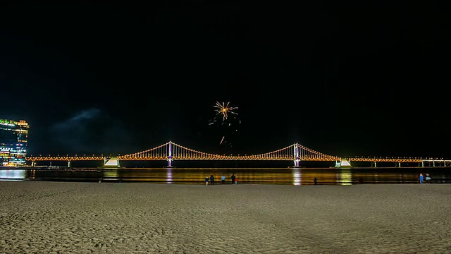 韩国釜山，海滩上华丽的gwangandaegyo大桥夜景视频素材