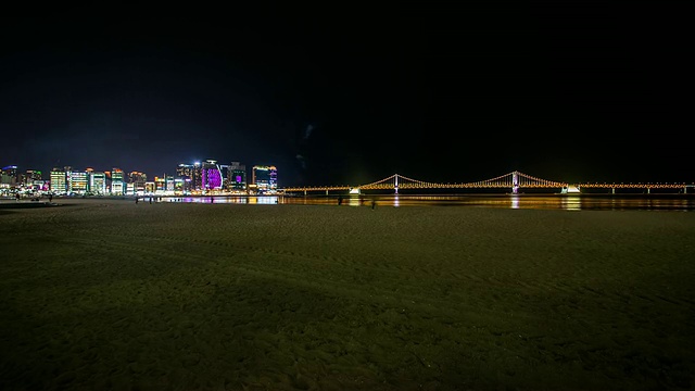 韩国釜山gwangalli海滩的WS T/L夜景和城市景观视频素材