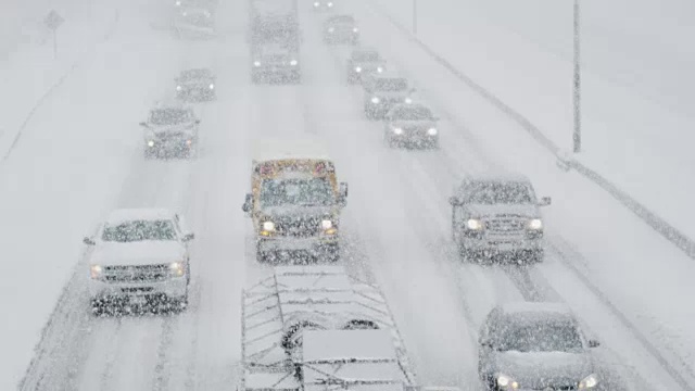 在暴风雪中艰难行进的车队视频素材