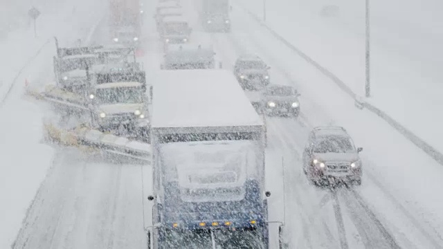 在暴风雪中艰难行进的车队视频素材