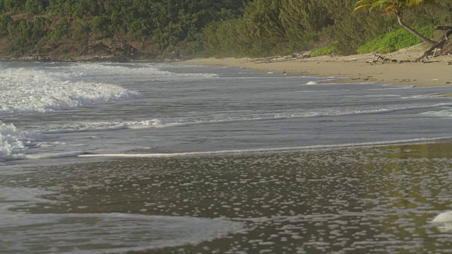 海水被冲到海滩上视频素材