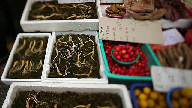 韩国京畿道城南传统市场的铜潘草药店展示视频素材