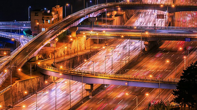 WS T/L HA在奥林匹克大道(沿着汉江的8车道高速公路)/首尔的交通夜景视频素材