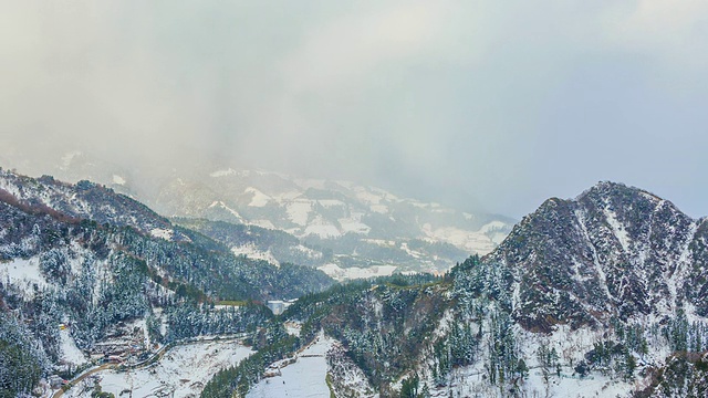 WS T/L山顶与烟雾在雪/乌伦根，庆尚布道，韩国视频素材