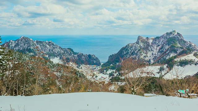 WS T/L山和村庄的海景雪/乌伦根，庆尚布道，韩国视频素材