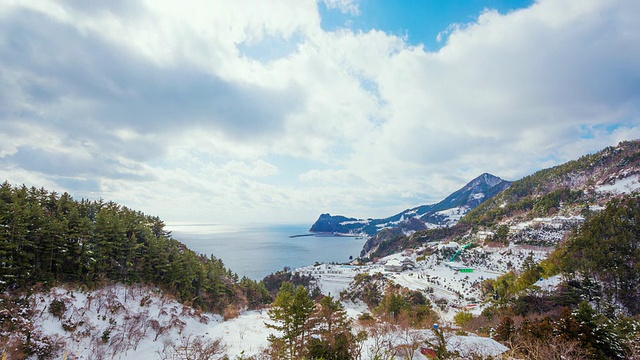 雪中的山和海景/乌伦根，庆尚布道，韩国视频素材