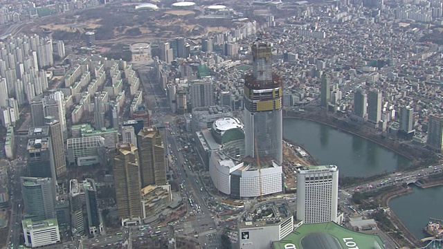 WS AERIAL TS View of Second lotteworld (Big Theme Park，将于2015年建成)正在建设中的韩国Jamsil / Seoul视频素材