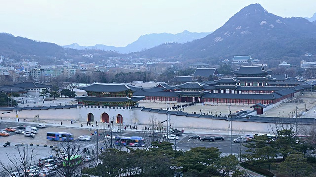 韩国首尔，光华门(景福宫正门)和交通的WS T/L夜景视频素材