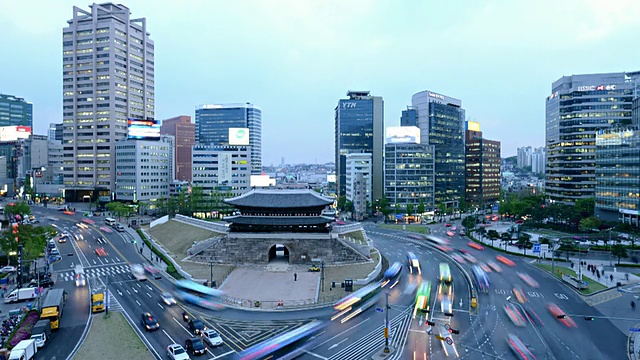 韩国首尔，白天，Sungnyemun Gate (Namdaemun Gate)周围交通的WS T/L视图视频素材