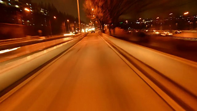 MS T/L POV拍摄的汽车行驶在道路上的夜晚，韩国首尔视频素材