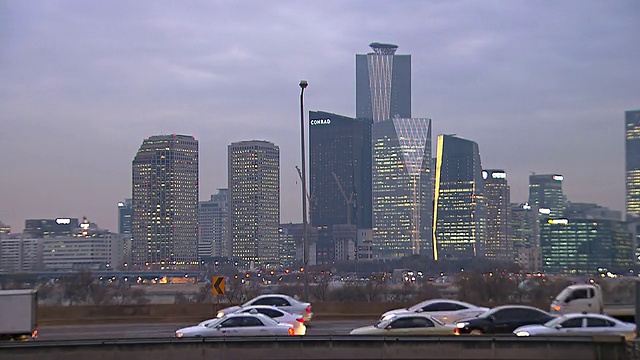 韩国首尔江边本诺路日落景观和Yeouido(韩国著名商业区)城市景观视频素材