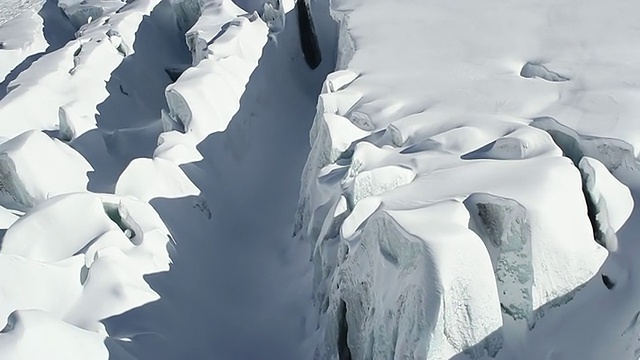 深冰裂缝鸟瞰图。mont blanc / chamonix, Haut savoir，法国视频素材