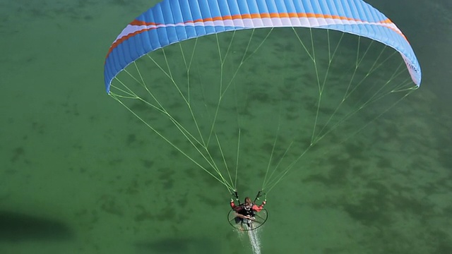 WS AERIAL SLO MO在法国阿尔卑斯/ chambery, savoir，法国拍摄的滑翔机飞行和掠过一个湖视频素材