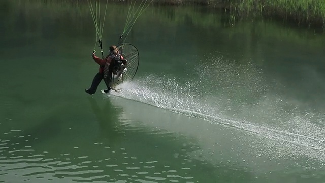 WS AERIAL SLO MO TS在法国阿尔卑斯/ chambery, savoir，法国拍摄的滑翔机用他的脚触摸一个湖视频素材