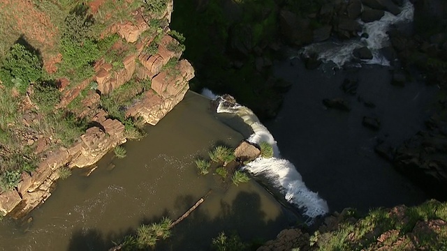 瀑布/ Nelspruit, Mpumalanga，南非，MS AERIAL DS视图视频素材