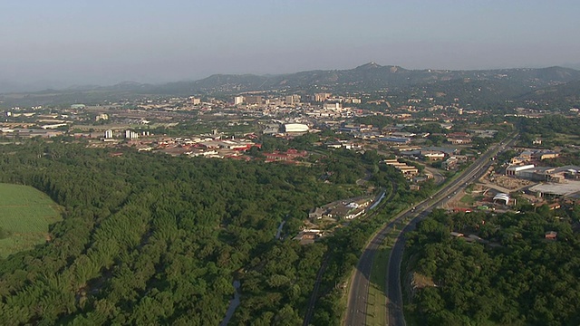 繁忙的高速公路和山脉鸟瞰图/ Nelspruit, Mpumalanga，南非视频素材