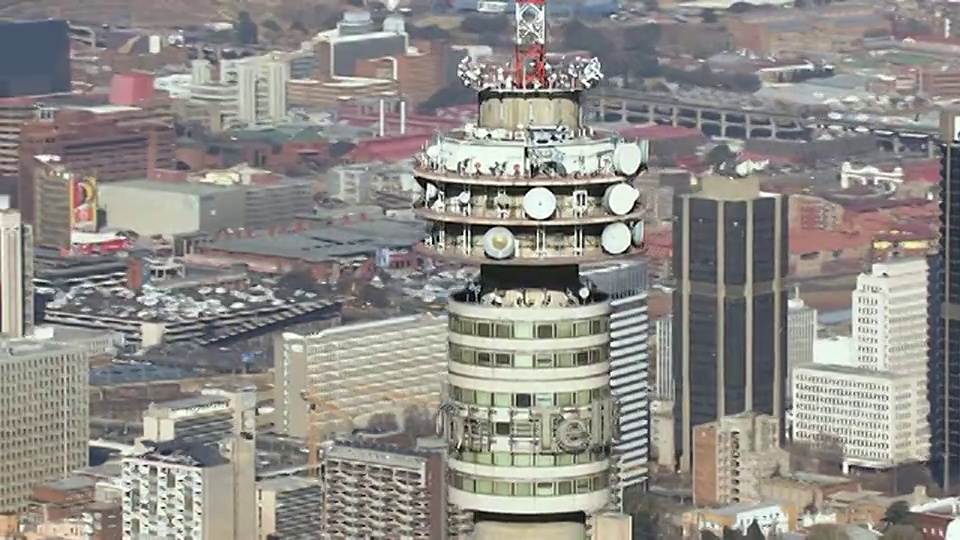 MS AERIAL DS View of Hill brow Tower /约翰内斯堡，Gauteng，南非视频素材