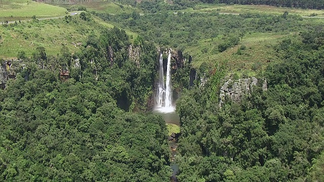 瀑布的WS空中ZI视图/ Nelspruit, Mpumalanga，南非视频素材