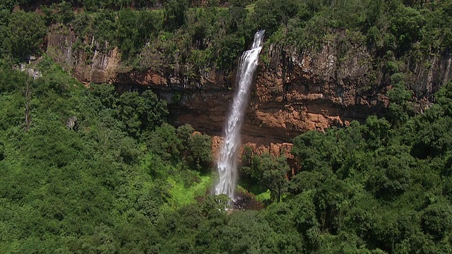 瀑布的WS空中ZI视图/ Nelspruit, Mpumalanga，南非视频素材