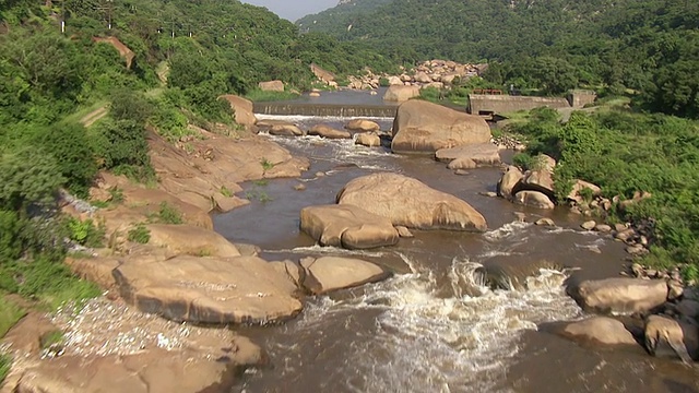 流经巨石的河流的MS AERIAL TS视图/ Nelspruit, Mpumalanga，南非视频素材