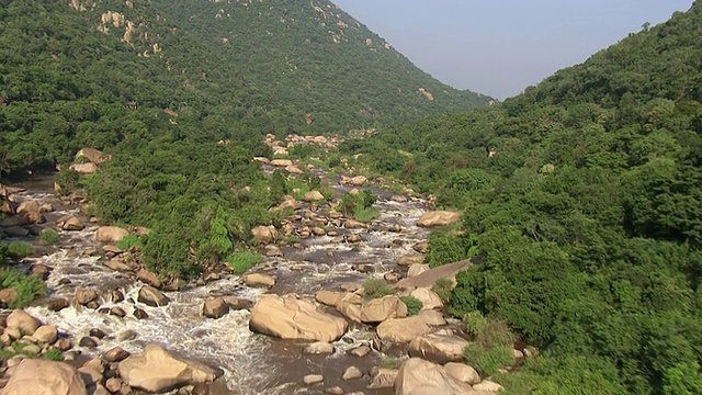 在巨石之间流动的河流的MS鸟瞰图/ Nelspruit, Mpumalanga，南非视频素材