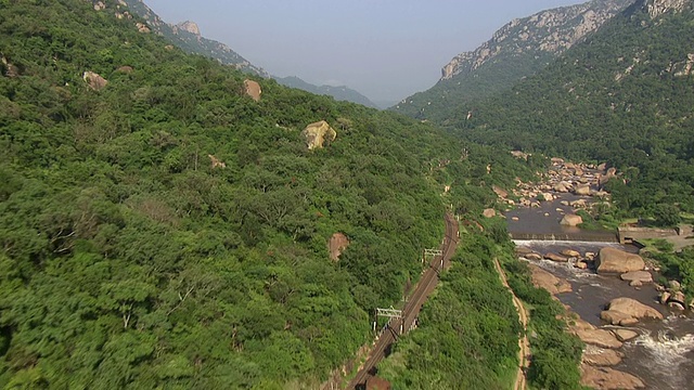 在南非普马兰加的内尔斯普雷特平行公路上流淌的河流鸟瞰图视频素材