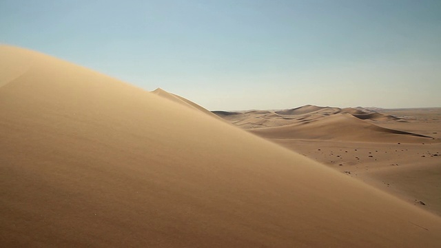 MS Dune 7蓝天风吹沙移动到沙丘/沃尔维斯湾，Erongo，纳米比亚视频素材