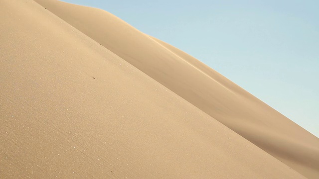 MS Dune 7蓝天风吹沙移动/沃尔维斯湾，Erongo，纳米比亚视频素材