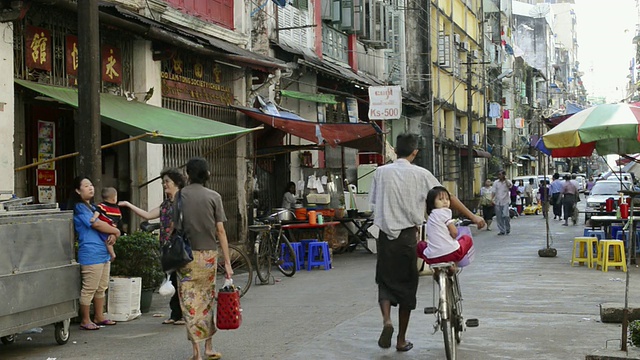 缅甸仰光地区，当地人走在仰光第19街视频素材