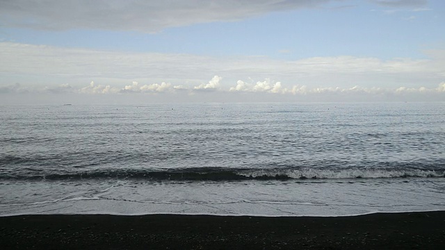 海岸边的海浪/ Tumbalen，印度尼西亚视频素材