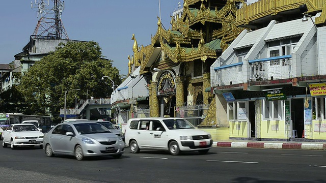 苏利塔前的交通和公共汽车/仰光，仰光分部，缅甸视频素材