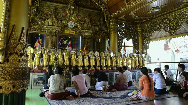 信徒们在秀里塔寺庙祈祷/仰光，仰光分部，缅甸视频素材