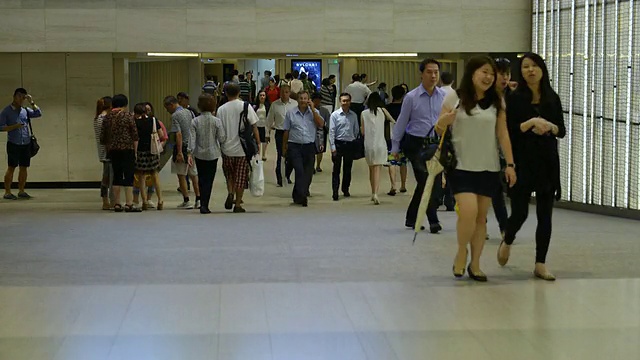 拥挤在购物中心/中国香港视频素材