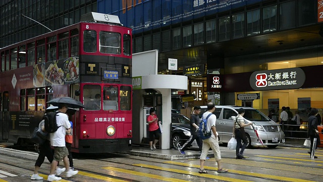 MS People crossing road /香港，中国视频素材