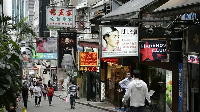 中国香港，人们走在街边的商店里视频素材