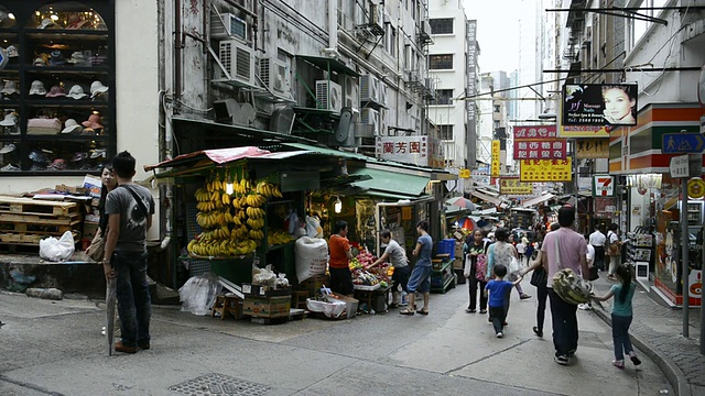 人们在水果店购物/中国香港视频素材