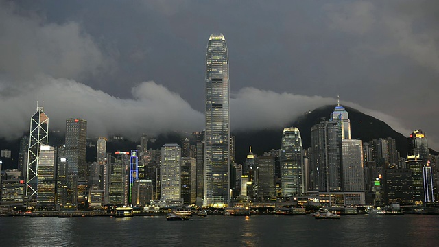 晚上的维多利亚港和天际线/中国香港视频素材