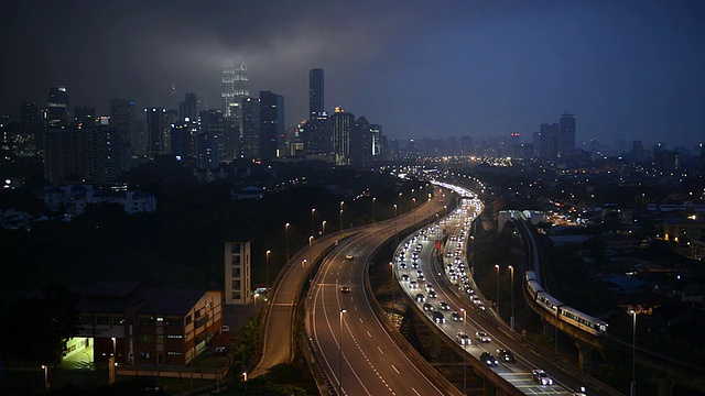 在马来西亚吉隆坡大桥上的交通景观视频素材