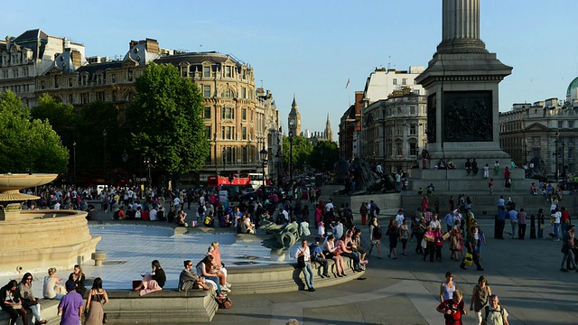 英国伦敦特拉法加广场WS T/L People at Trafalgar Square视频素材