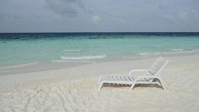 海滩躺椅/ Maafushi, Kaafu环礁，马尔代夫视频素材