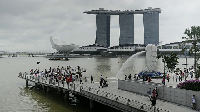 新加坡滨海湾金沙酒店和赌场的游客景观视频素材