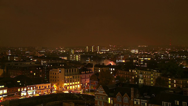 WS T/L View of Fireworks goes off over buildings of London at night /英国伦敦视频下载