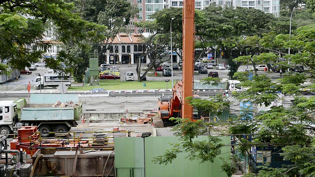 WS拍摄的起重机在道路建设/新加坡视频素材