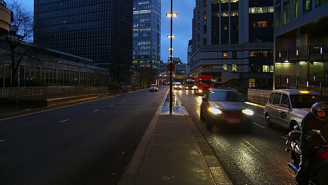 WS T/L夜间伦敦街道上移动的交通视图/英国伦敦视频素材